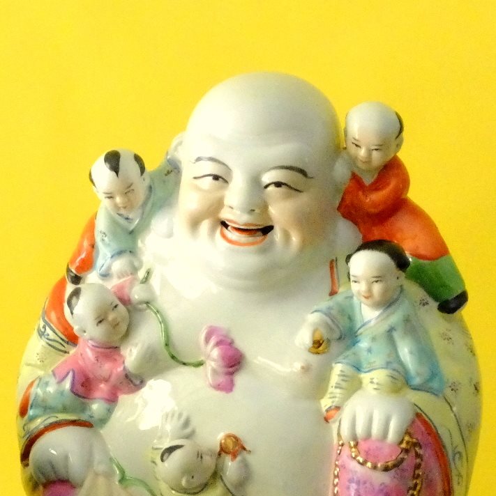 Budda cinese felice in ceramica